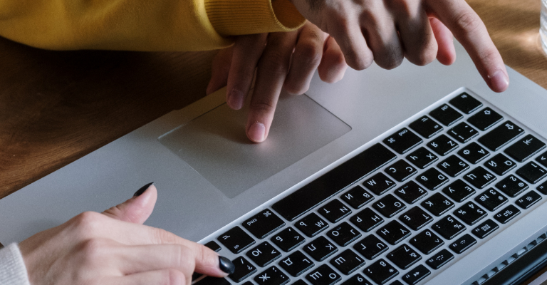 1plus1egal3 - une solution d'accueil téléphonique pour personnes sourdes et malentendantes. Les services de notre entreprise de permanence téléphonique sont accessibles à tous.